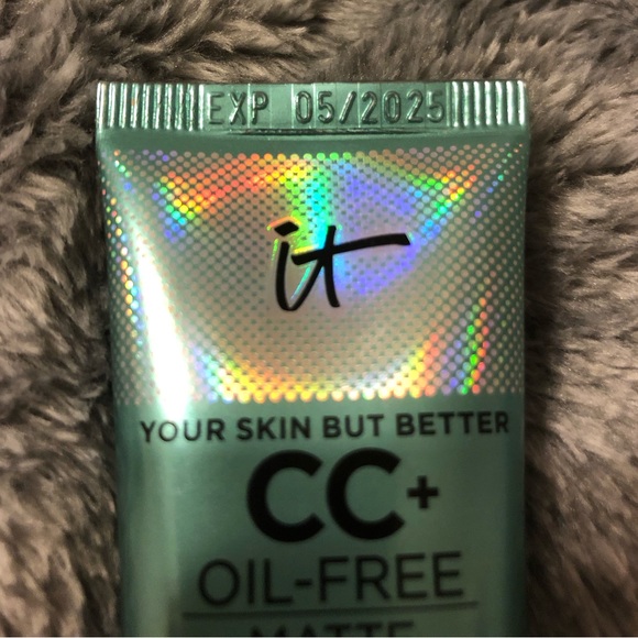 IT Cosmetics Oil-Free Matte CC+ Cream Shade LIGHT - Picture 3 of 9